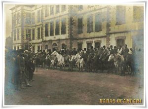 Erzurum Hükümet Konağı Önü Çerkes Hacı Musa Bey kumandasında orduya ittihak eden Çerkes gönüllüleri